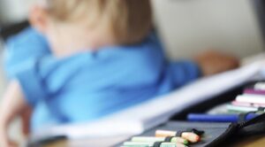 estres en la educacion niño cansado