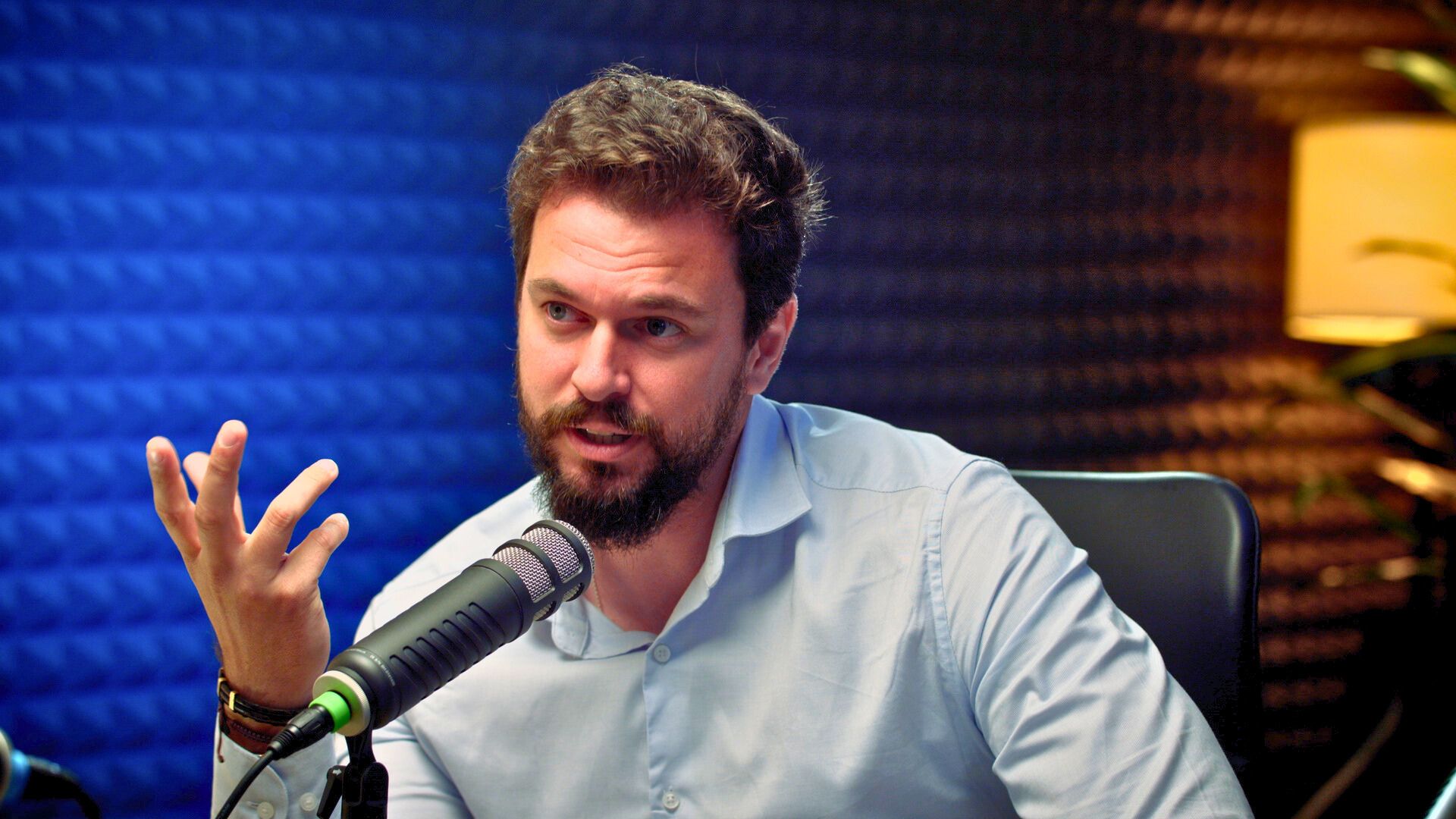 Participante de un pódcast durante una conversación