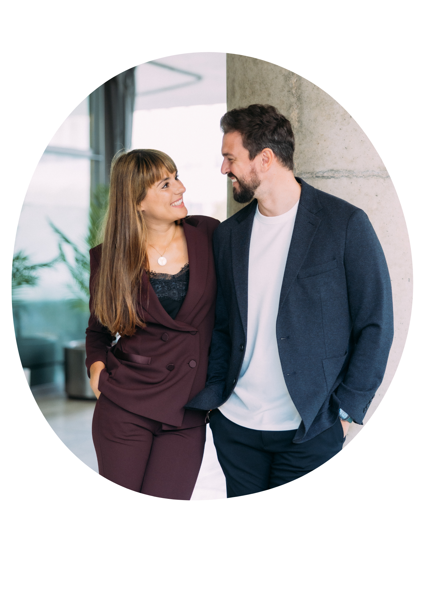 Pareja consciente mirando con complicidad
